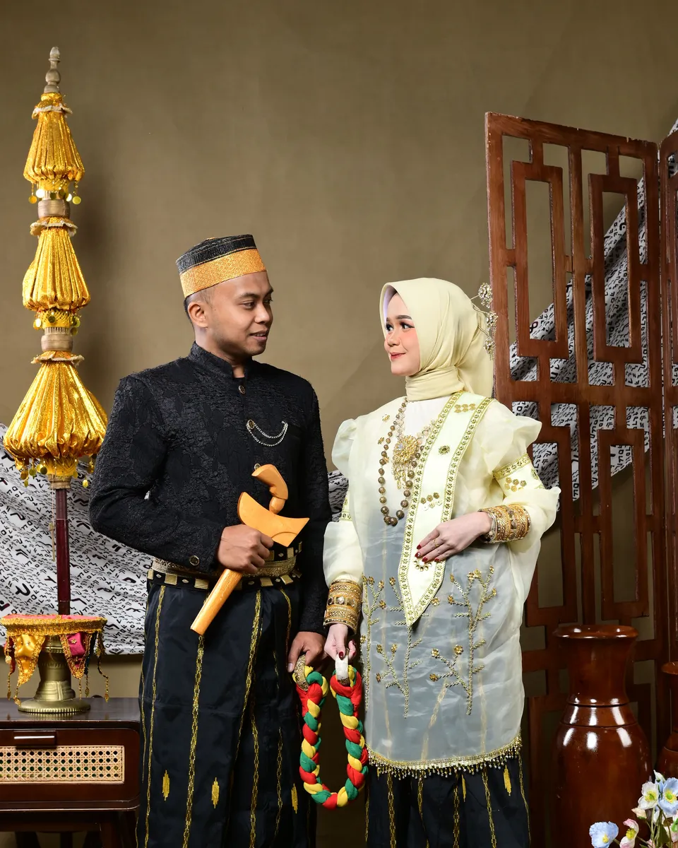 Indra dan Asdar saling memandang
