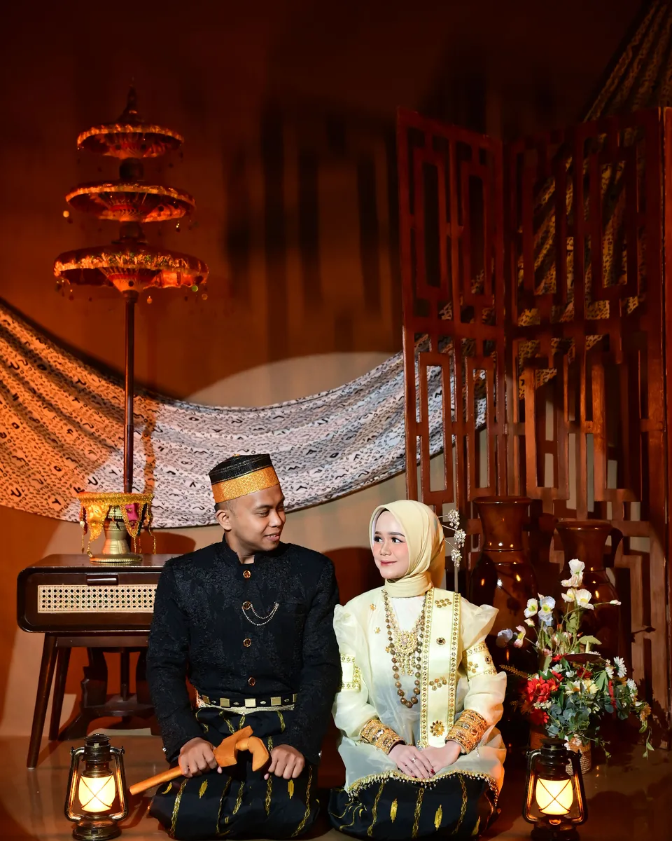 Indra dan Asdar saling menatap