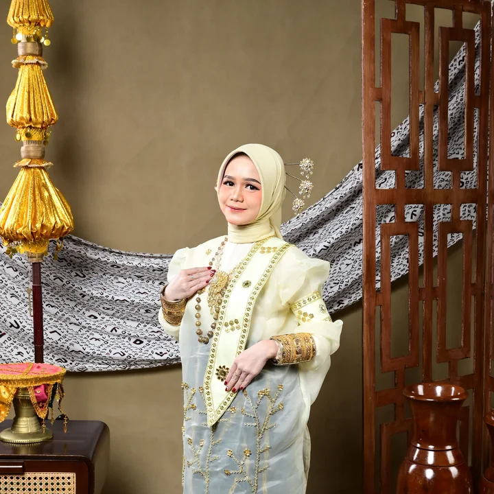 Potret Indrawati Bahar mengenakan busana adat